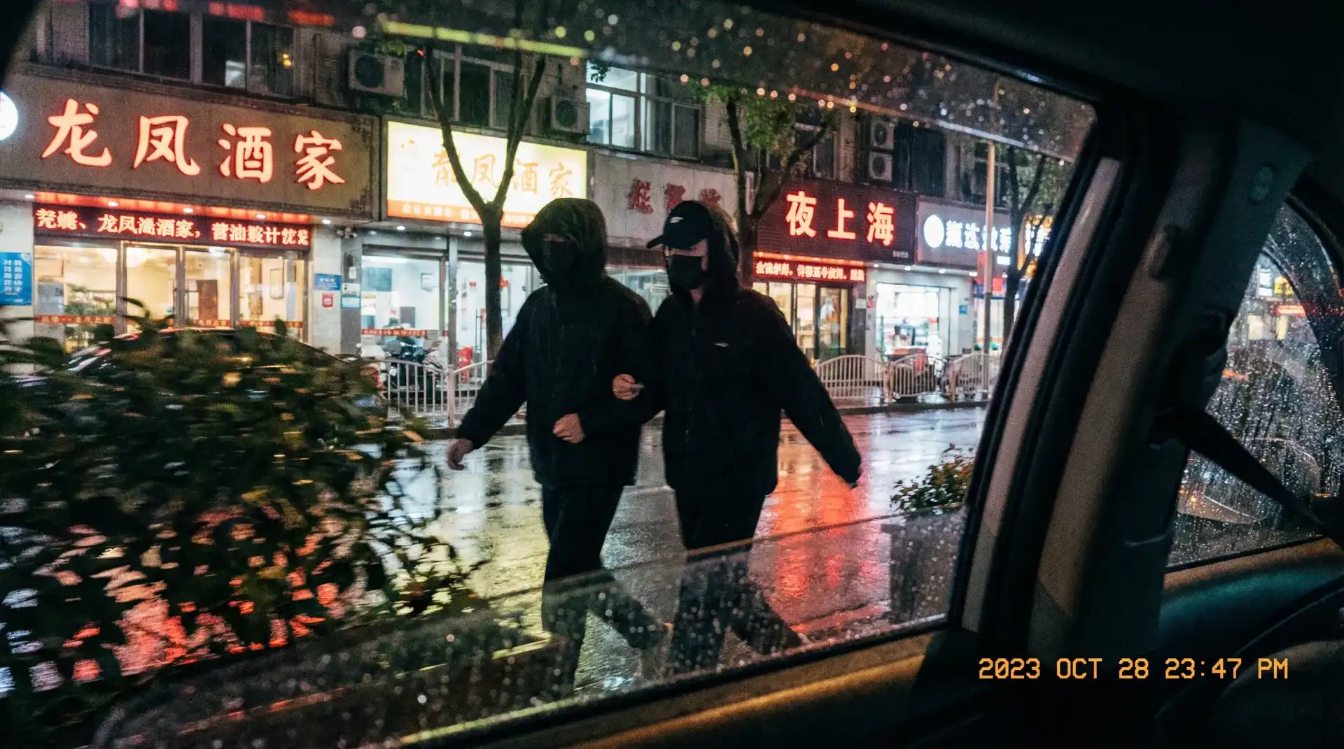 竟博体育 - 顶流明星深夜密会现场抓拍照片